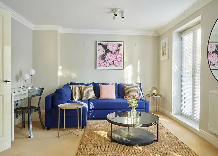 Curb Properties - Gorgeous 3 Bedroom House Close To Town Centre