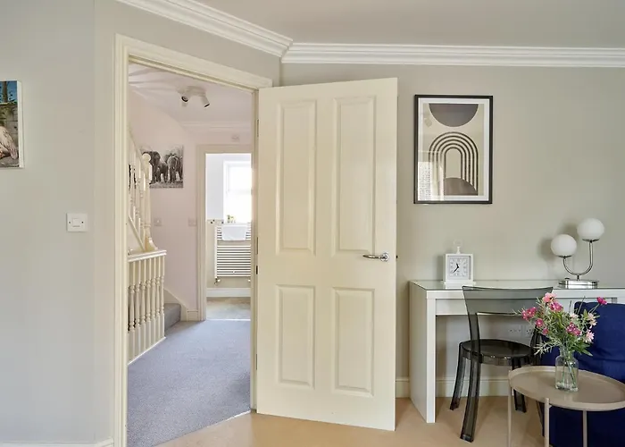 Curb Properties - Gorgeous 3 Bedroom House Close To Town Centre