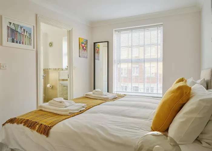 Curb Properties - Gorgeous 3 Bedroom House Close To Town Centre