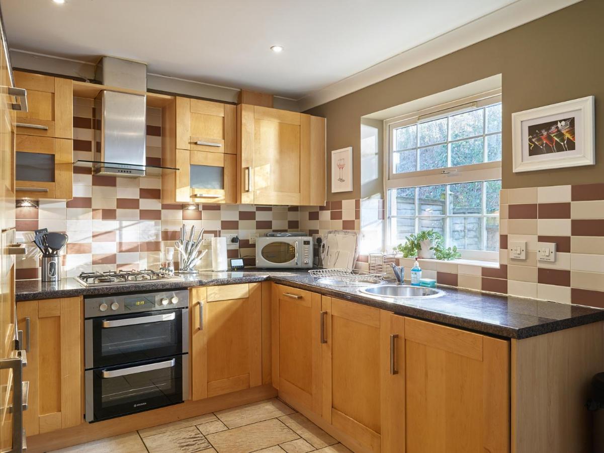 Curb - Gorgeous 3 Bedroom House Close To Town Centre Holiday home