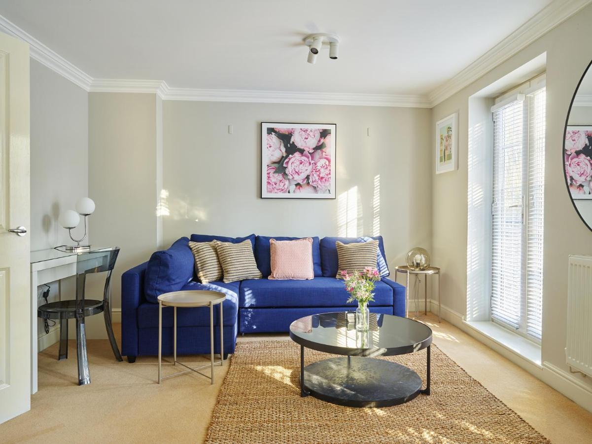 Curb - Gorgeous 3 Bedroom House Close To Town Centre Cheltenham