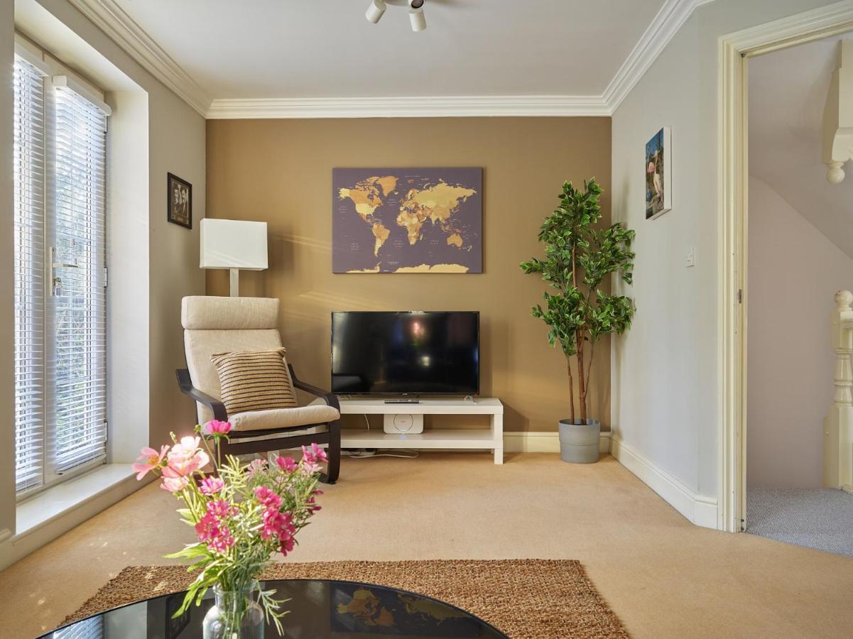 Curb - Gorgeous 3 Bedroom House Close To Town Centre