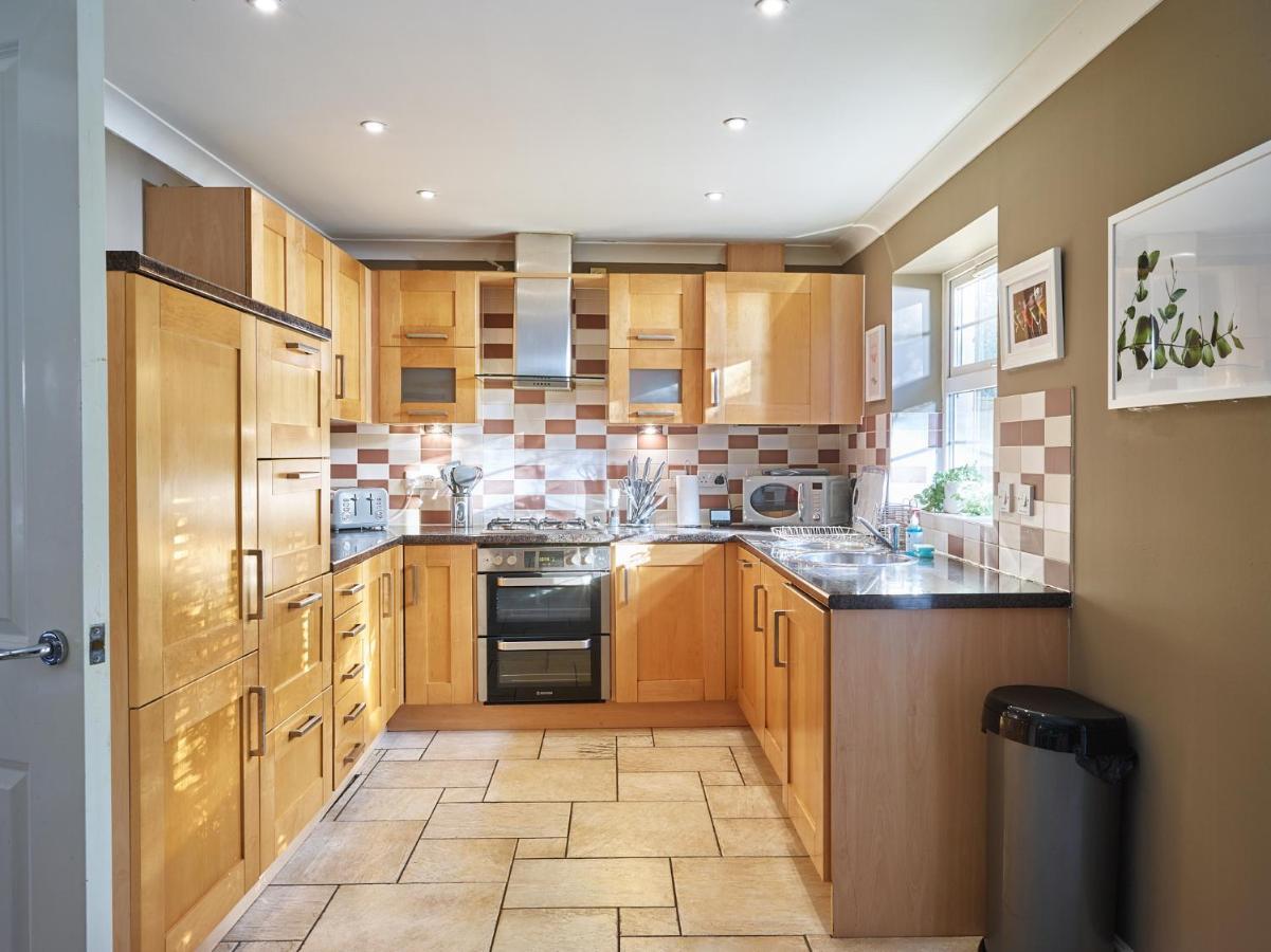 Curb - Gorgeous 3 Bedroom House Close To Town Centre *