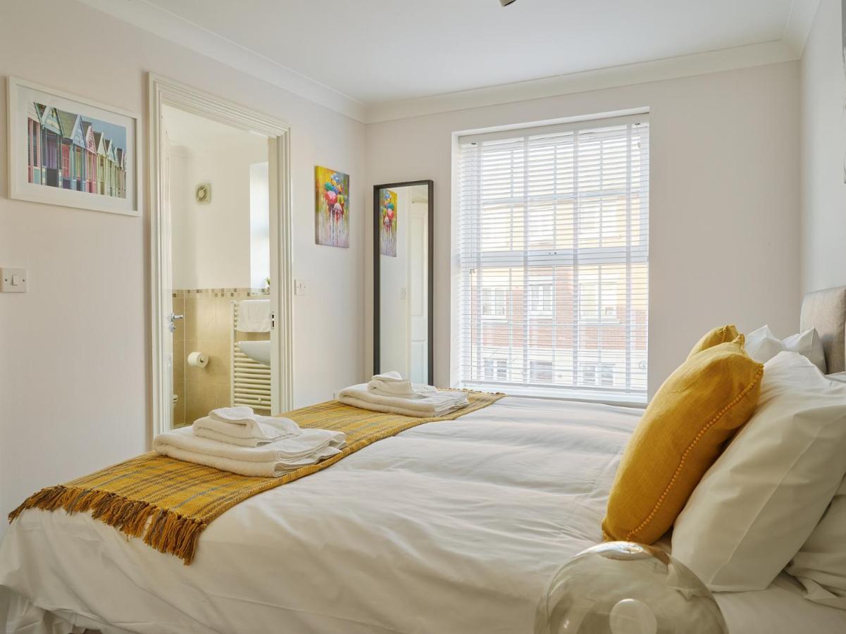 Curb - Gorgeous 3 Bedroom House Close To Town Centre