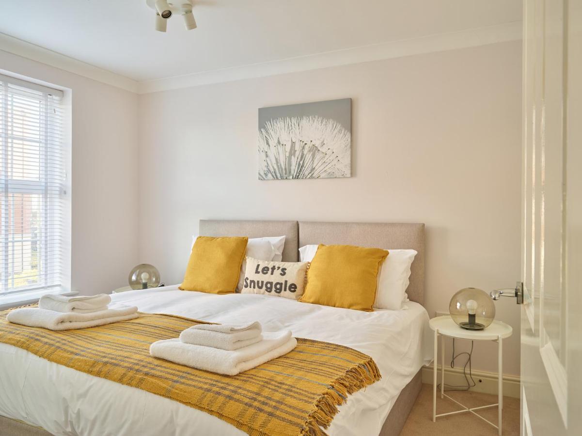 Curb - Gorgeous 3 Bedroom House Close To Town Centre *