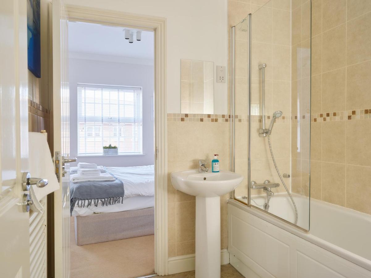 Curb - Gorgeous 3 Bedroom House Close To Town Centre