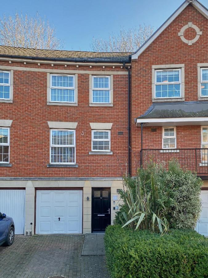 Curb - Gorgeous 3 Bedroom House Close To Town Centre Holiday home *