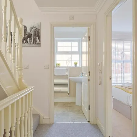 Curb Properties - Gorgeous 3 Bedroom House Close To Town Centre Cheltenham Exterior photo