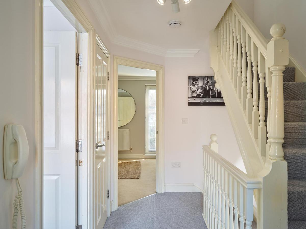 Curb - Gorgeous 3 Bedroom House Close To Town Centre Cheltenham
